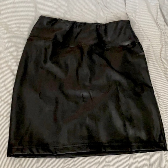 La Classe Couture high waisted faux leather skirt. - Picture 1 of 1